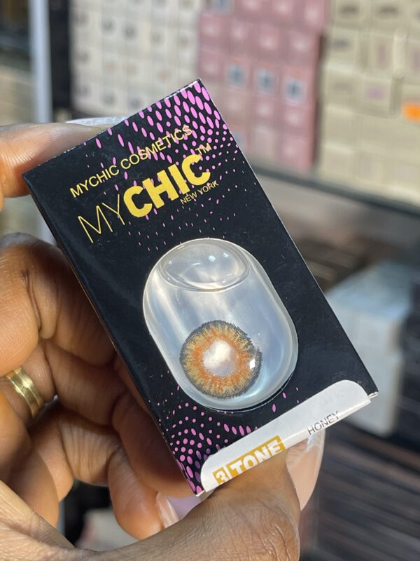 Chic Contact Lens